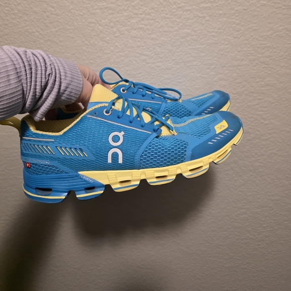 Womens 8.5 OnCloud - Picture 1 of 8